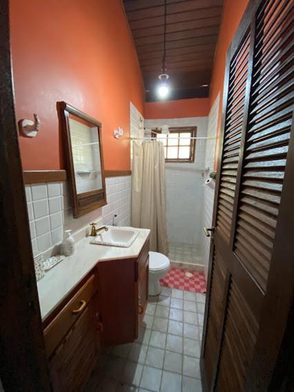 Lumiar Colonial Chalet: Riverside Retreat with Private Deck Exterior photo